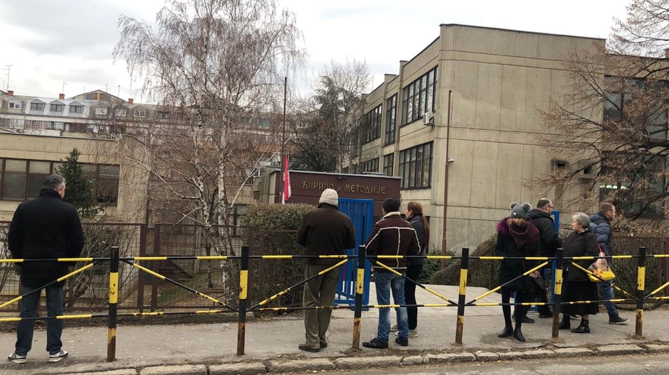 Roditelji okupljeni ispred škole