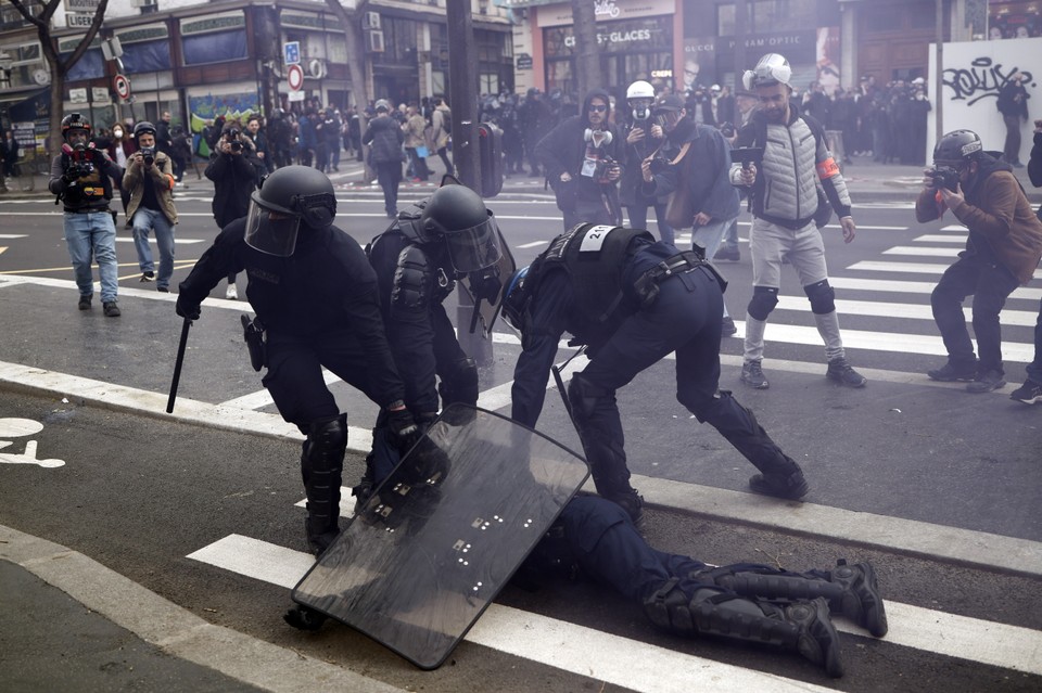 Fala protestów przetacza się przez Francję. Gwałtowne starcia z policją