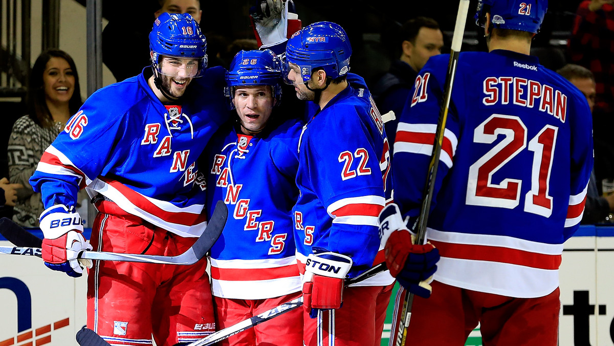 New York Rangers starli się z Washington Capitals, a zwycięzca miał zostać ekipą z najdłuższą aktualnie serią zwycięstw w lidze. Triumf odnieśli nowojorczycy 4:2, dla których była to siódma wygrana z rzędu.