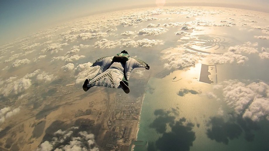 Wybierz się na skydiving z 3000 metrów w Dubaju i rozkoszuj się niezwykłym widokiem na Dubai Marina i plażę przy Jumeirah Residences