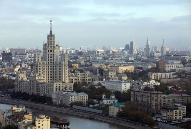 Na pierwszym planie jeden z 7 wieżowców, które zostały wybudowane w Moskiwe w latach 1947 - 1953 i były wtedy najwyższymi budynkami w mieście. Mieszkańcy Moskwy nazywają je "Stalinskie Vysotki". Ta "rodzina" była także inspiracją dla warszawskiego Pałacu Kultury.