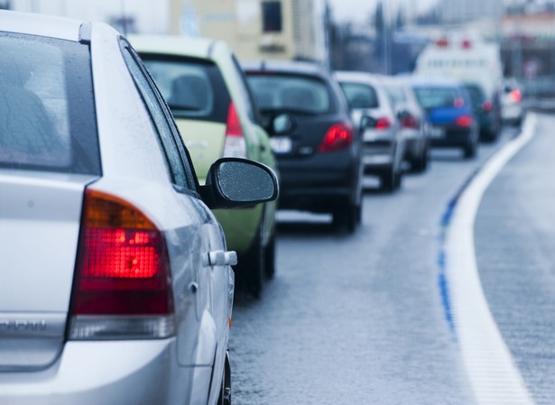 Posługując się średnimi cenami mieszkań z rynku wtórnego obliczonymi z ogłoszeń wystawianych na portalu OtoDom.pl sprawdzimy też, jak kształtują się relacje pomiędzy poszczególnymi lokalizacjami. W 2014 r. według kalendarza ustawowego czeka nas 250 dni roboczych. Przy założeniu, że pracownik wykorzysta 26 dni urlopu – można założyć, że przeciętny polski pracownik będzie w pracy 224 razy. W symulacji OtoDom.pl przyjęto średnie czasy dojazdu między miastami i nie uwzględniono czasu przejazdu po mieście docelowym. Oczywistym jest fakt, że mieszkańcy miast aglomeracyjnych także muszą poświęcać czas na dojazdy do pracy – można zatem przyjąć, że są to porównywalne wielkości z przybyszami spoza tych miast centralnych.