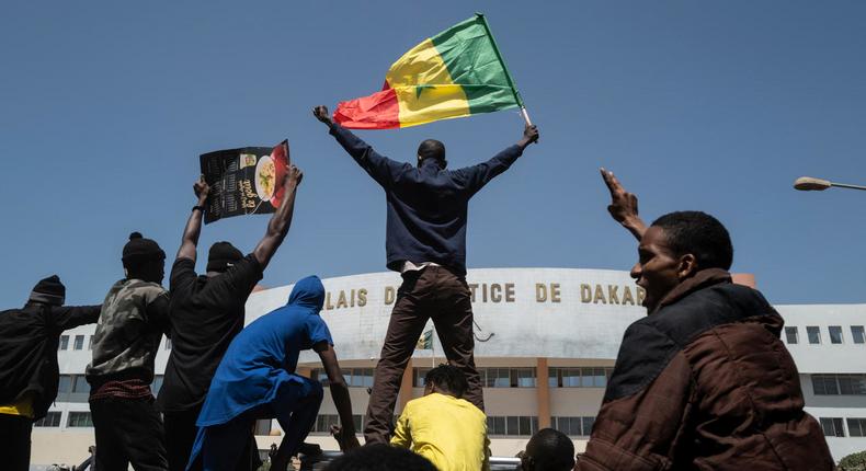 Des manifestant devant le palais de justice de Dakar lors des émeutes de mars 2021 au Sénégal.