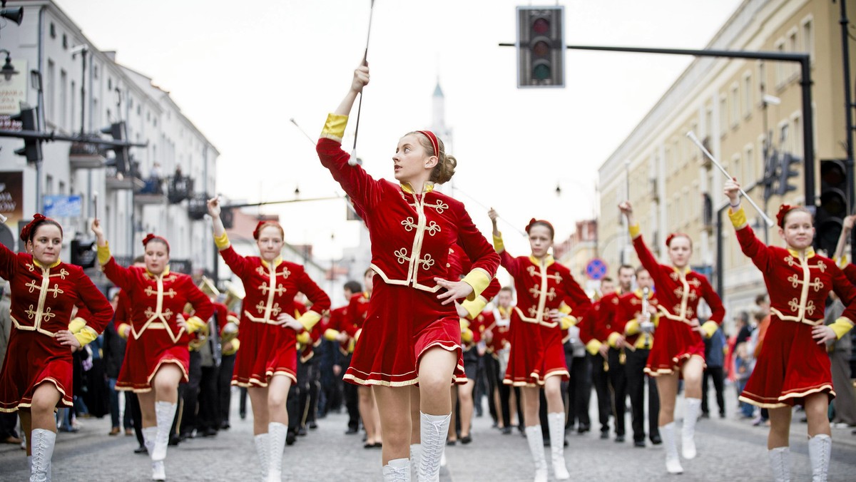 "Kurier Poranny": Ulicami Białegostoku przeszła w piątek wielka parada, która była głównym punktem obchodów jubileuszu 500-lecia województwa podlaskiego. Zakończył ją koncert zespołów z regionu. Gościem uroczystości był prezydent Bronisław Komorowski.