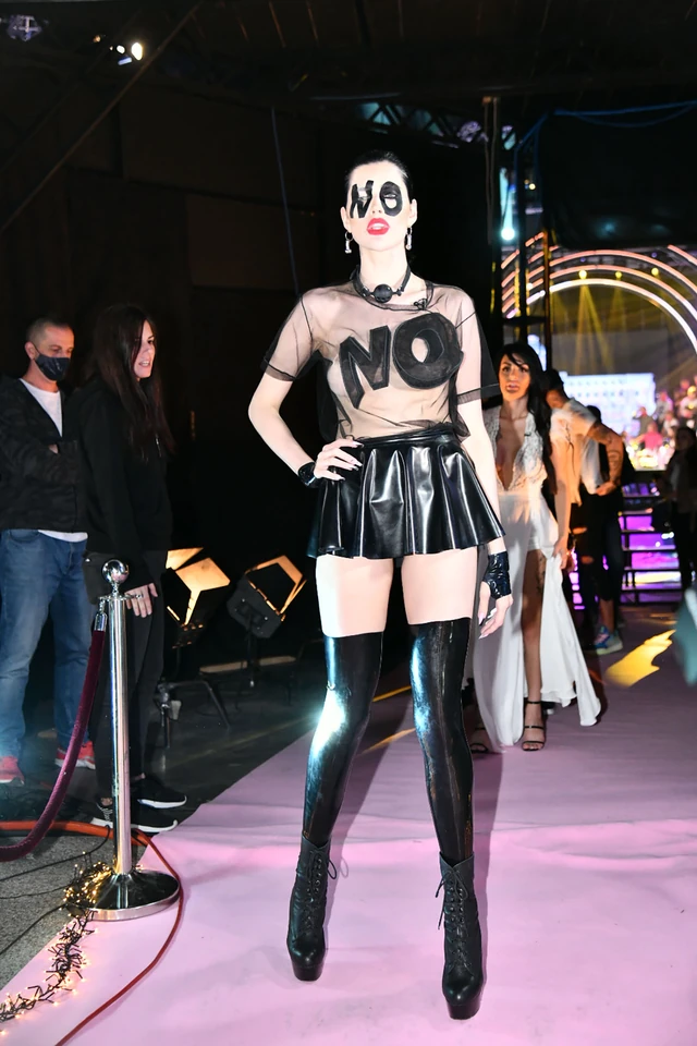 "MUVALI SU ME POZNATI PEVAČ I POLITIČAR, JEDAN JE OŽENJEN" Šok priznanje starlete: "Bez 300 evra ne ustajem iz kreveta"