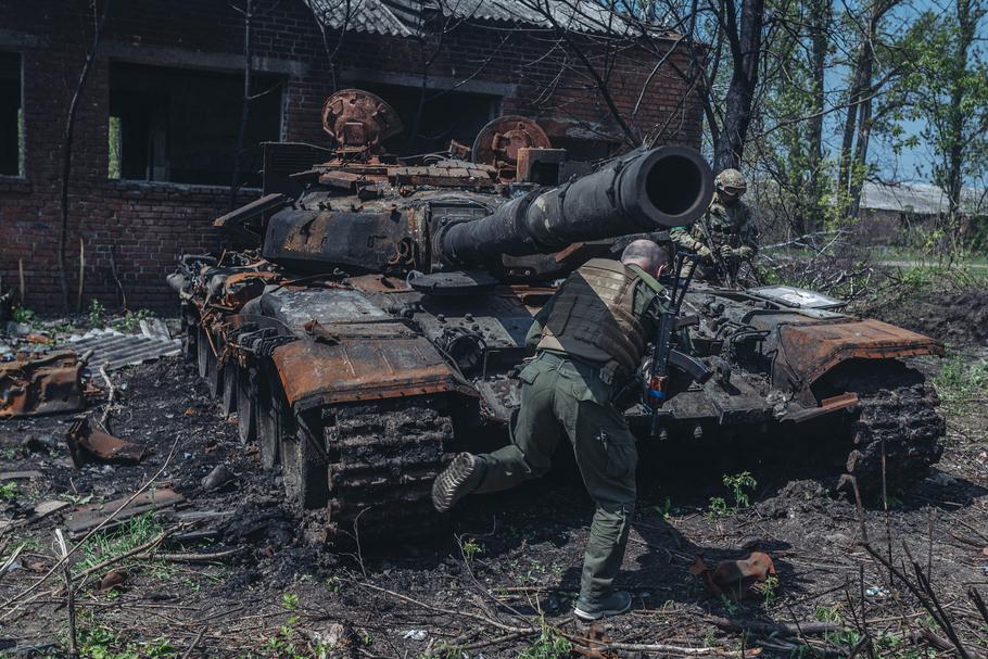 Zniszczony rosyjski czołg na przedmieściach Charkowa