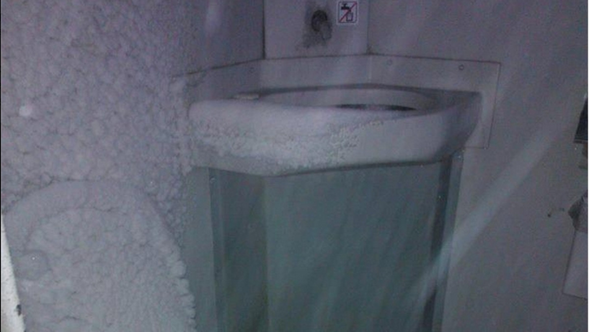 Zdjęcie oszronionej toalety w pociągu na trasie Warszawa-Szczecin robi furorę w brytyjskich mediach. Nie wiadomo tylko, czy z "tronu królowej śniegu" - jak ochrzczono WC - należy się śmiać czy płakać - podał londynek.net.