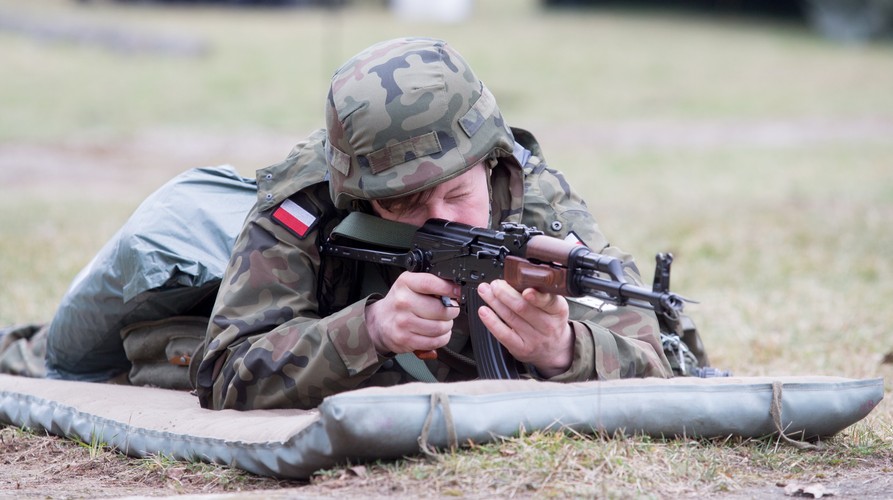 Żołnierze odświeżyli sobie także umiejętności praktyczne, takie jak np. strzelanie. <br><br>fot. (mgo) PAP/Andrzej Grygiel