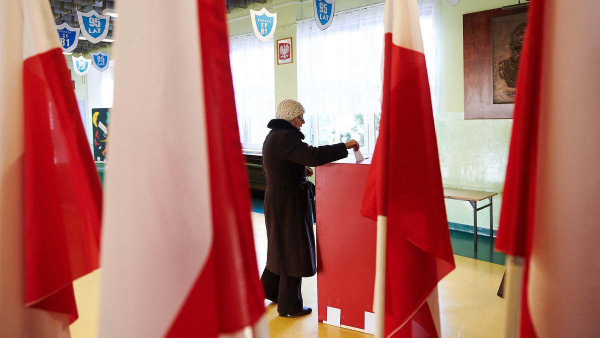 W Polsce trwają ostatnie godziny drugiej tury wyborów samorządowych. PKW zaprezentowała najnowsze dane dotyczące frekwencji. O godzinie 17.30 wynosiła ona 32,33 proc. Z kolei Policja do godziny 14 odnotowała 139 incydentów. Głosować można do godziny 21.