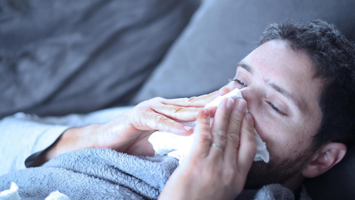 Mężczyzna zdrowie choroba przeziębienie grypa katar
