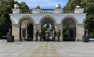 Warszawa: Przed Grobem Nieznanego Żołnierza rozpoczyna się uroczysta odprawa wart