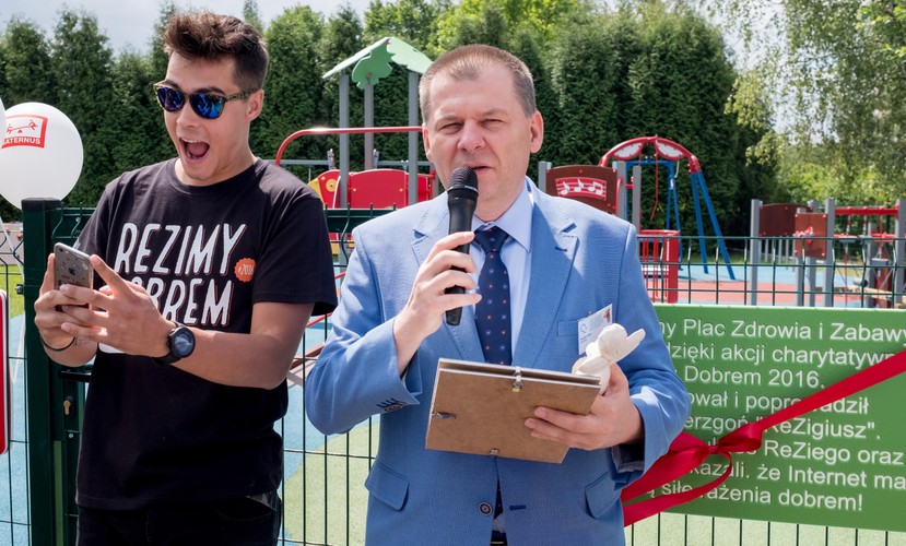 YOUTUBER REZIGIUSZ OTWORZYŁ REHABILITACYJNY PLAC ZABAW DLA DZIECI
