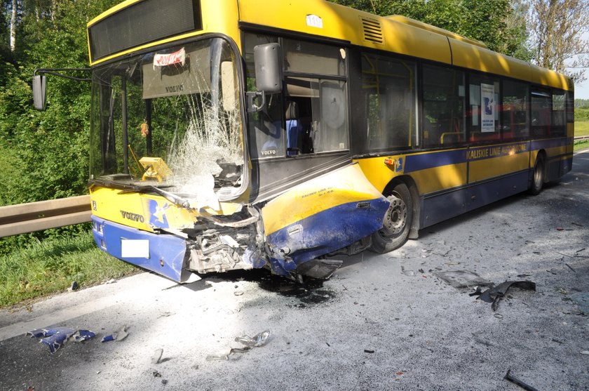 Śmiertelny wypadek. Osobówka zderzyła się z autousem