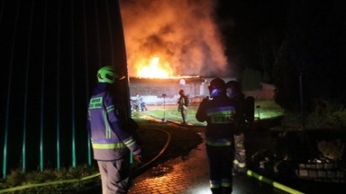 Wielki pożar strzelnicy. Strażacy przeszukują pogorzelisko 