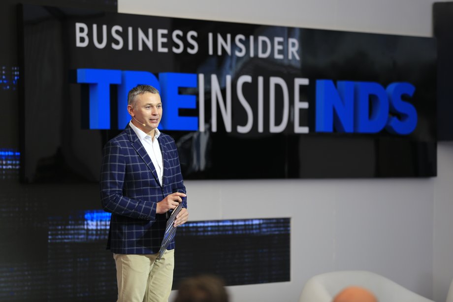 Redaktor naczelny Business Insider Polska Łukasz Grass podczas przemowy otwierającej konferencję Inside Trends