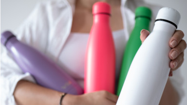 Te stylowe butelki pomogą ci pożegnać się z plastikiem. Teraz kupisz je z dużym rabatem