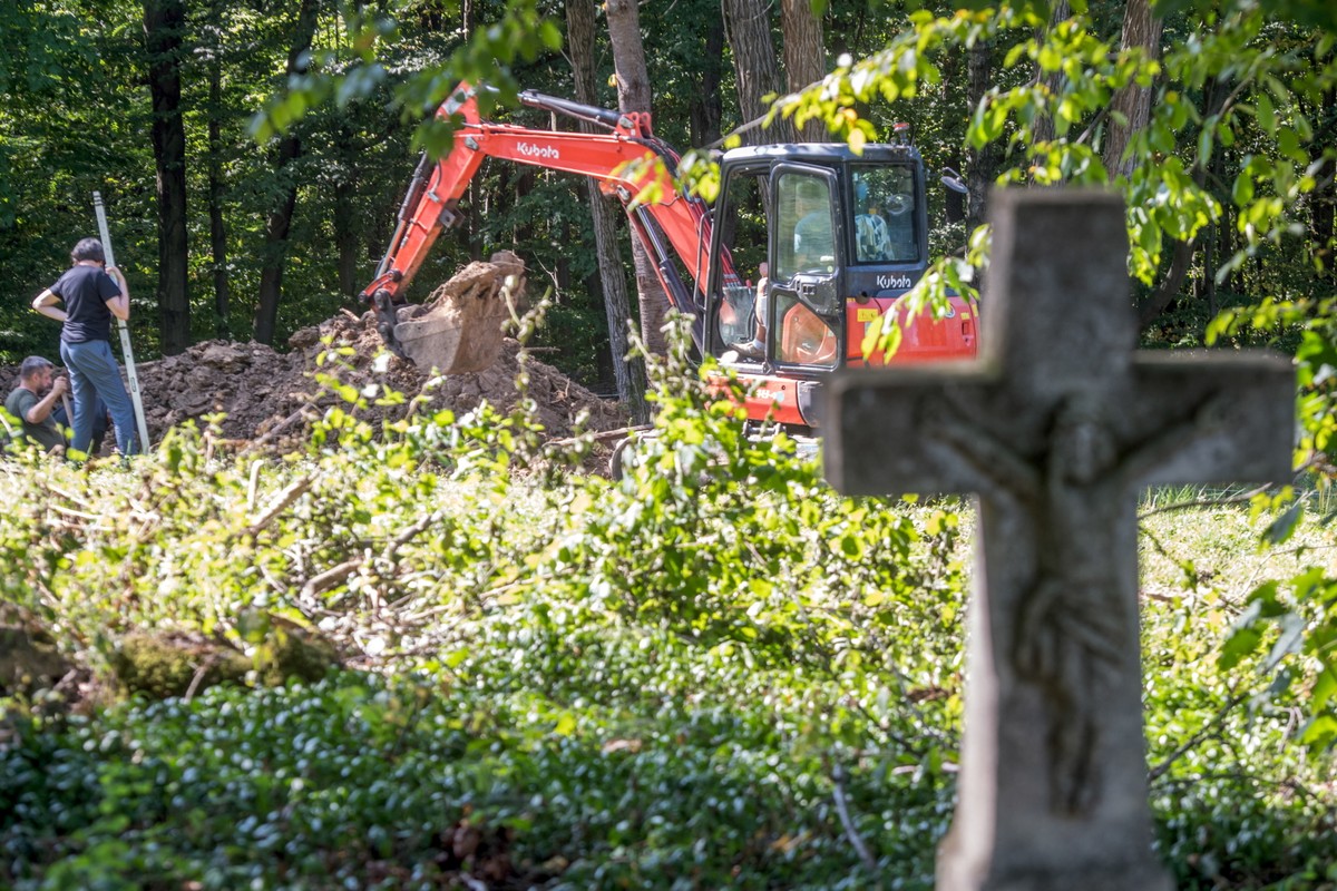 prace przygotowawcze przed pochówkiem ofiar zbrodni wołyńskiej
