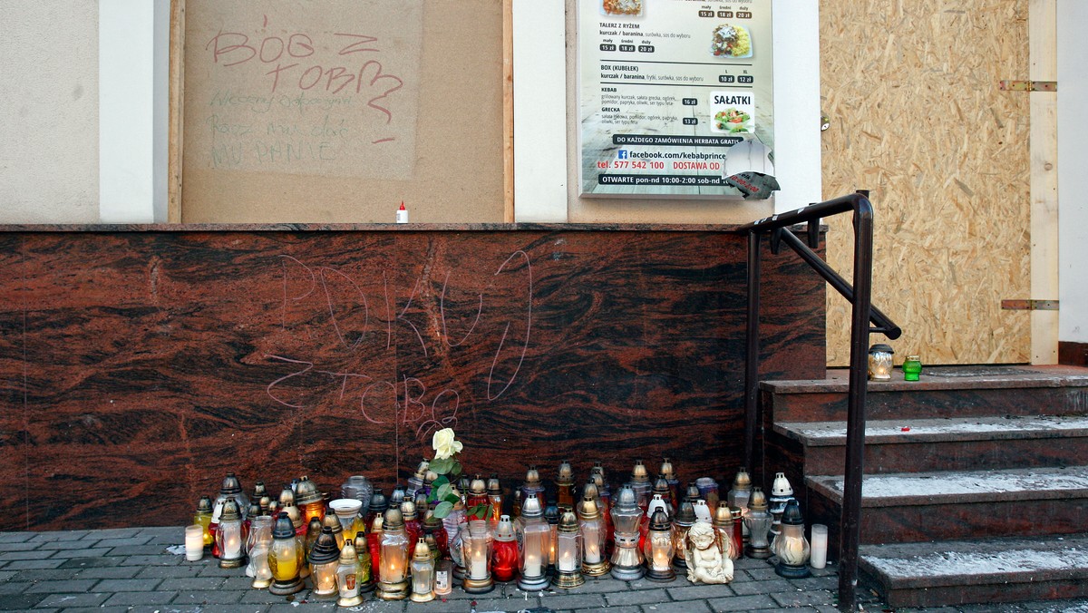 Policjanci z Ełku zatrzymali kolejne dwie osoby - kobietę i mężczyznę - za udział w niedzielnych burdach pod barem z kebabami. Mimo, że na ulicach Ełku od kilku dni jest spokojnie, w mieście wciąż pozostaje zwiększona liczba policjantów.