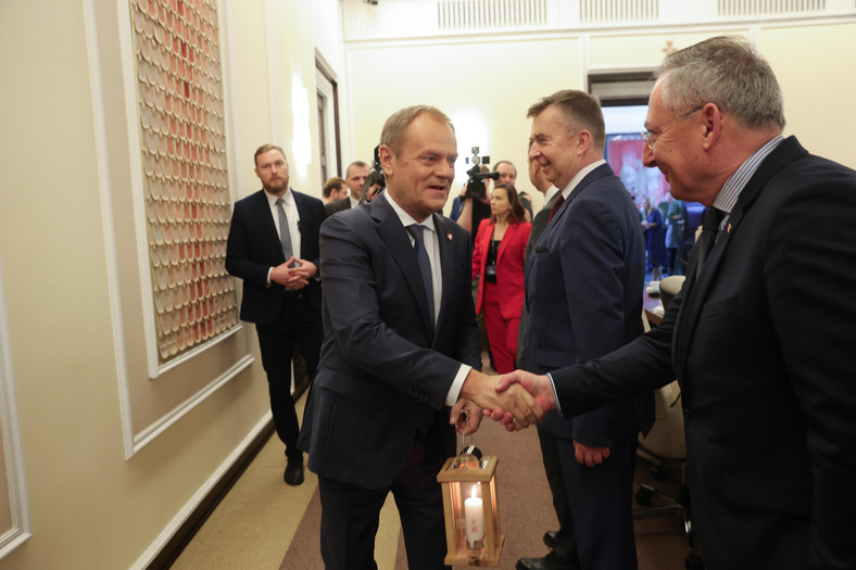 Donald Tusk podaje rękę Bartłomiejowi Sienkiewiczowi przed posiedzeniem rządu 19 grudnia