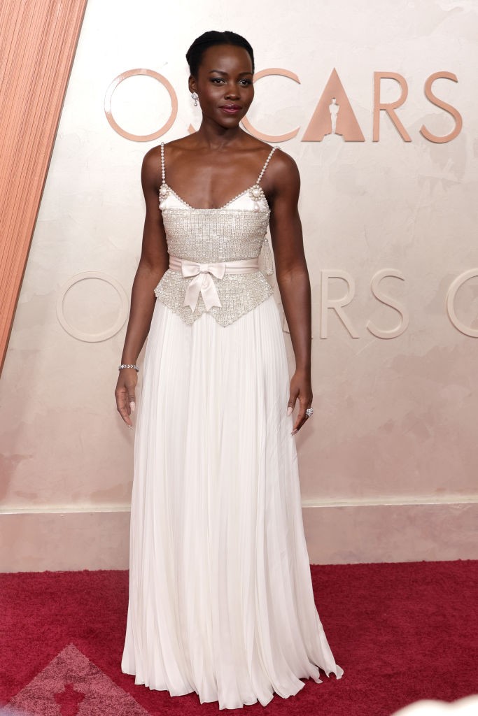  Lupita Nyong hófehér Chanel-ruháját több mint 22 000 gyöngyszem díszítette. 