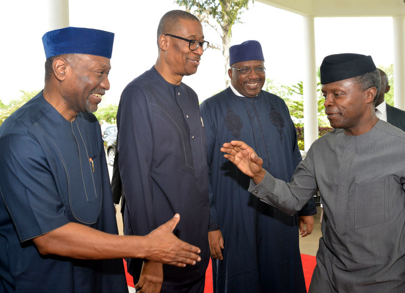 Osinbajo salutes a ministers before a function (Presidency)  