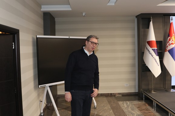 "SITUACIJA JE NEIZVESNA" Vučić u štabu SNS-a gde će se obratiti u 22 sata, evo ko je još tu od naprednjaka