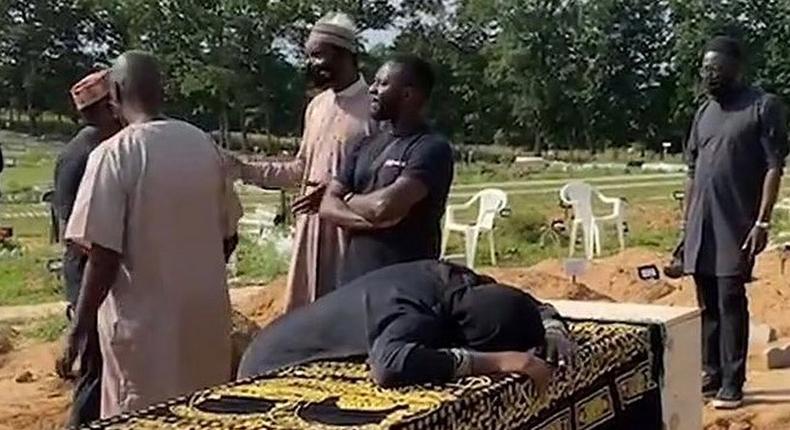 Farida was inconsolable as her husband was laid to rest. NaijaFM]
