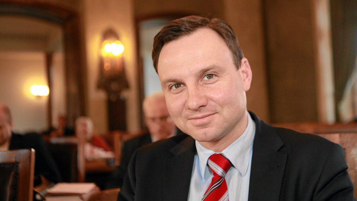 Kandydat PiS w wyborach prezydenckich Andrzej Duda zaapelował do ubiegającego się o drugą kadencję prezydenta Bronisława Komorowskiego o stawienie się do debaty przed pierwszą turą wyborów. Dodał, że powinna być ona pokazana przez wszystkie ogólnopolskie telewizje.