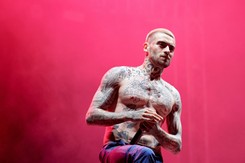 Quebonafide wygadał się z kim jest w związku. To aktorka z serialu '1670'