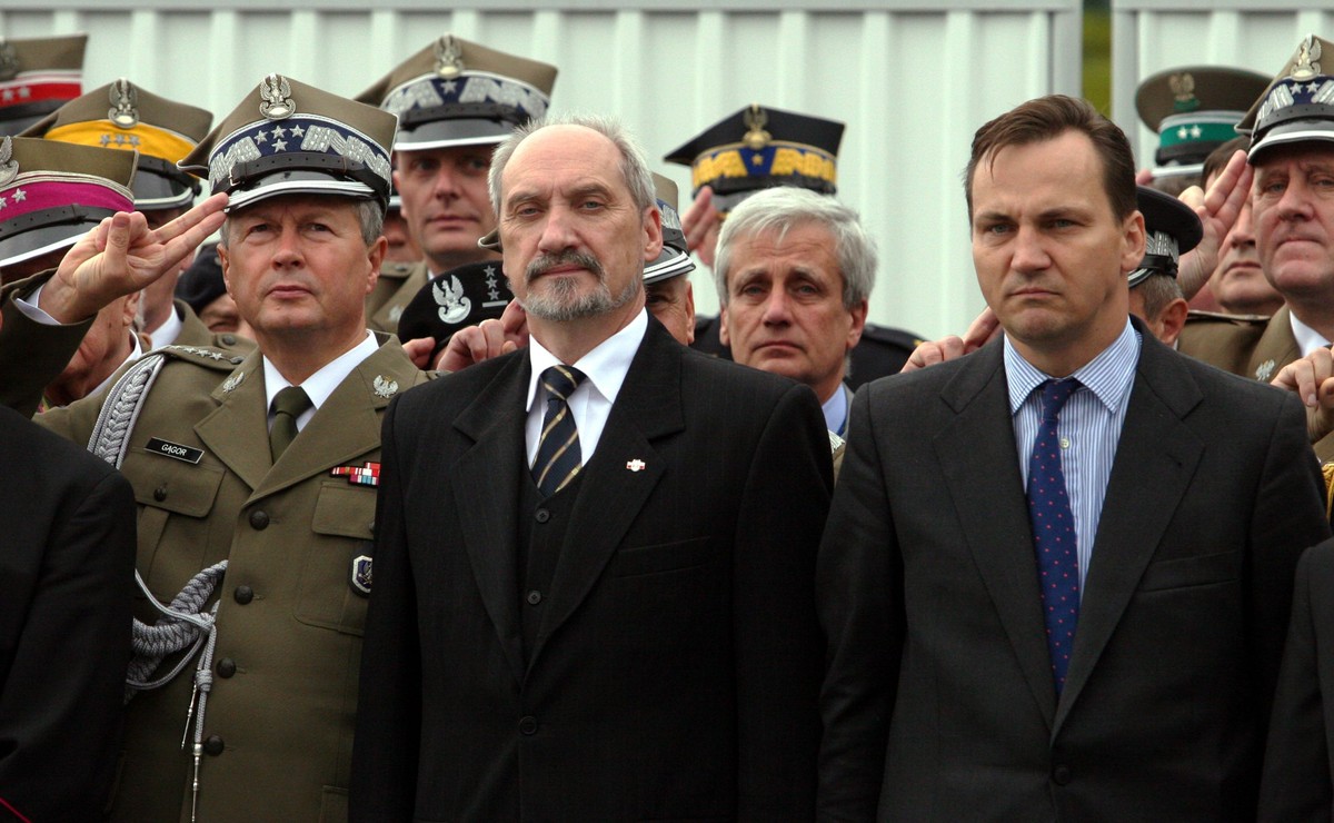 Rok 2006, szef MON Radosław Sikorski i wiceszef MON Antoni Macierewicz
