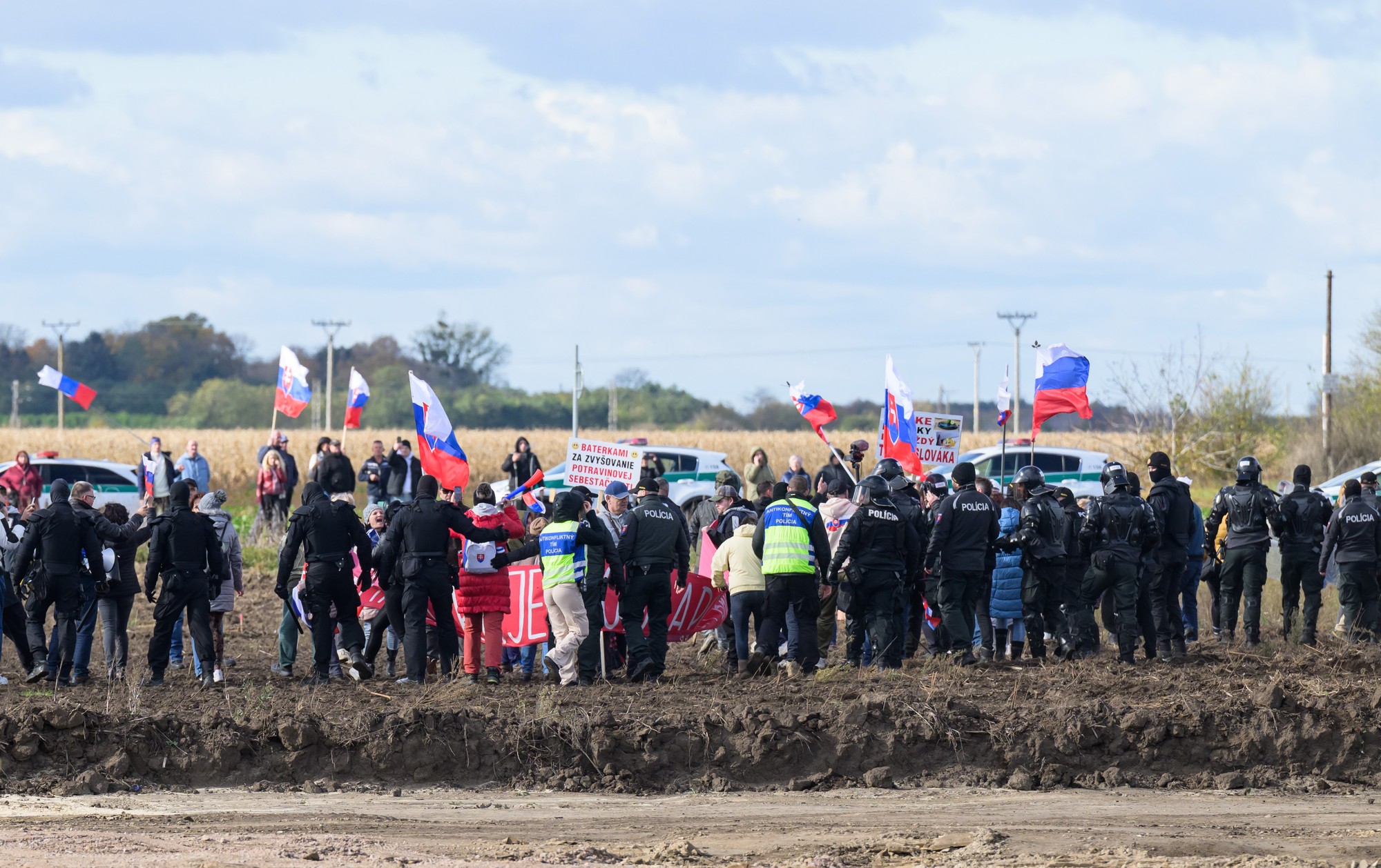 Demonštranti protestujú proti výstavbe závodu na výrobu batériových článkov.