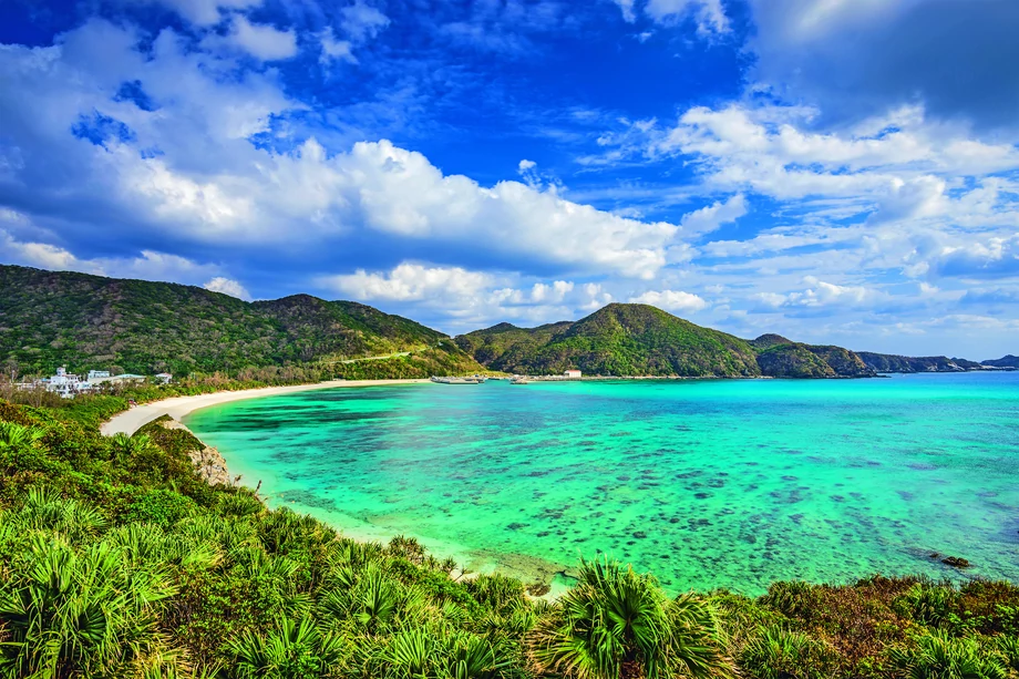 Wyspa Tokashiki, Japonia. Świetne wybrzeża, niesamowity ocean – doskonałe warunki do pływania.