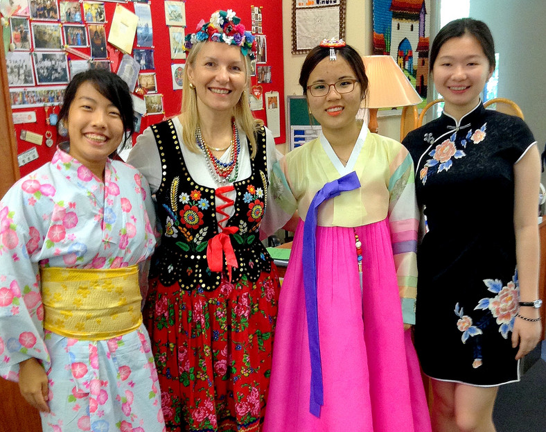 Z uczennicami z Japonii, Korei Południowej i Chin w dniu międzynarodowym