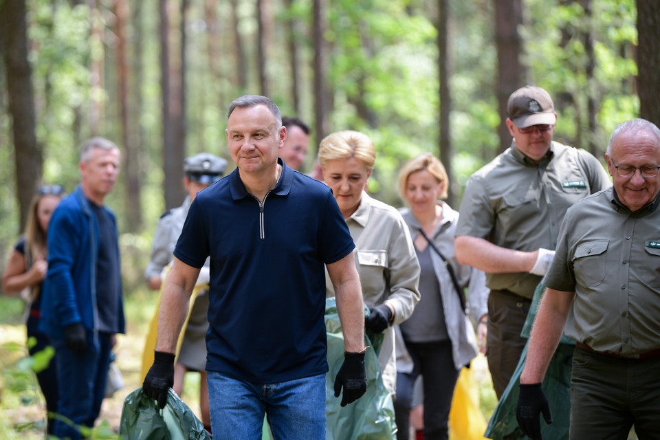 Andrzej Duda i Agata Kornhauser-Duda podczas akcji "sprzątaMY"