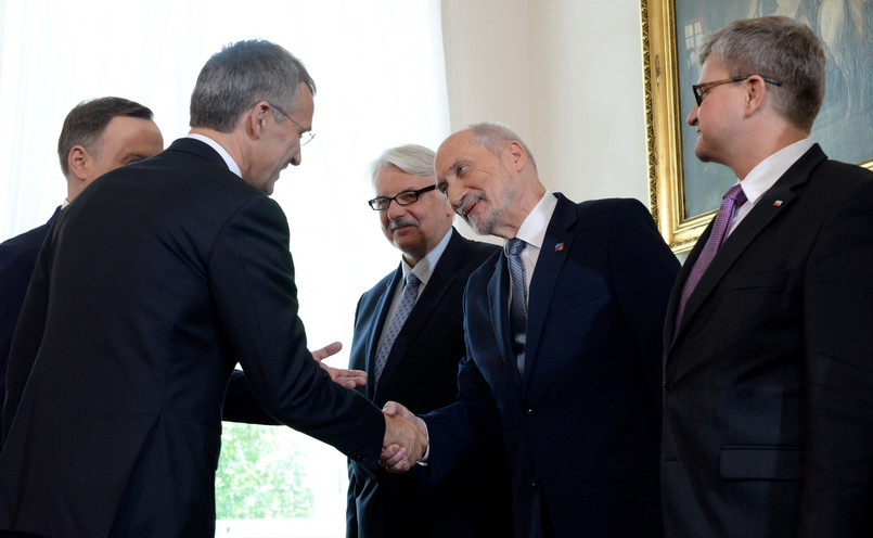 Prezydent Andrzej Duda (L) i sekretarz generalny Sojuszu Północnoatlantyckiego Jens Stoltenberg (2L) witają się z ministrem spraw zagranicznych Witoldem Waszczykowskim (3P), ministrem obrony narodowej Antonim Macierewiczem (2P) i szefem BBN Pawłem Solochem (P)