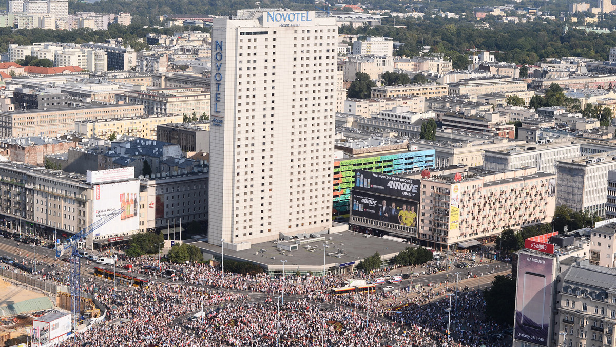 Zarzut znieważenia policjanta podczas marszu z okazji rocznicy wybuchu powstania warszawskiego usłyszał 37-letni mężczyzna. Ponadto, 18 osób zostało wylegitymowanych – dowiedziała się Polska Agencja Prasowa w Komendzie Stołecznej Policji.