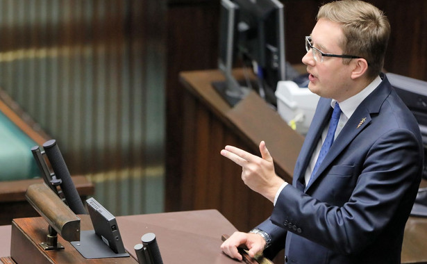 Poseł Winnicki blokował mównicę, ale uniknie kary. "Jego uposażenie nie zostanie obniżone"