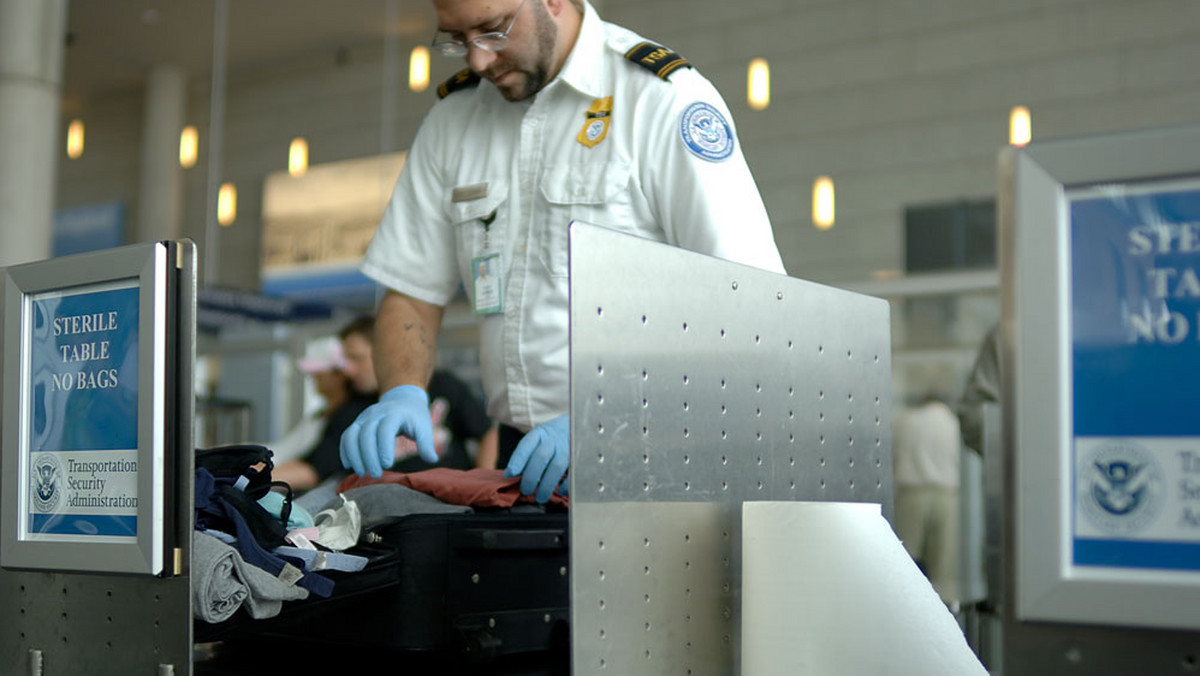Linie lotnicze i eksperci do spraw bezpieczeństwa obawiają się, że po znalezieniu bomb w przesyłkach lotniczych kontrola pasażerów na brytyjskich lotniskach może zostać zaostrzona, wzrosną koszty, a loty mimo to nie będą bezpieczniejsze.