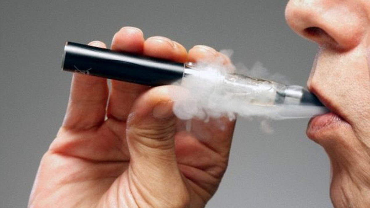 Wielu palaczy, zanim całkowicie skończy z nałogiem, sięga po elektroniczny substytut. Brytyjscy naukowcy ostrzegają, że niektóre papierosy elektroniczne pod wpływem wysokiej temperatury wydzielają więcej formaldehydu, niż te tradycyjne. To wszak substancja, która jest najbardziej rakotwórcza.