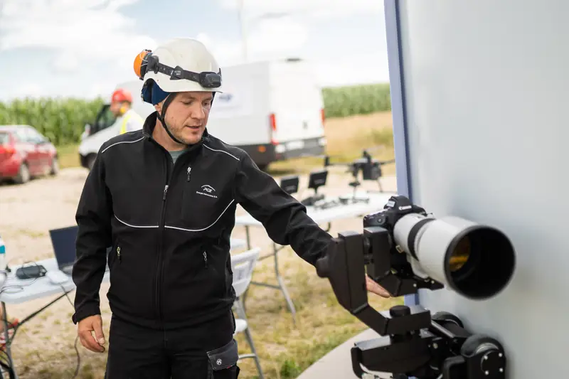 Łazik z magnesem neodymowym porusza się po wieży. Zdjęcia są ostrzejsze niż w przypadku dronów