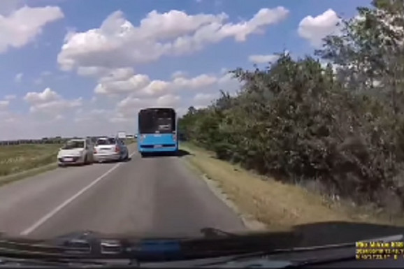 JEZIV SNIMAK IZ TEMERINA Preticao autobus, pa ženi razvalio retrovizor: TRAGEDIJA izbegnuta za dlaku! (VIDEO)