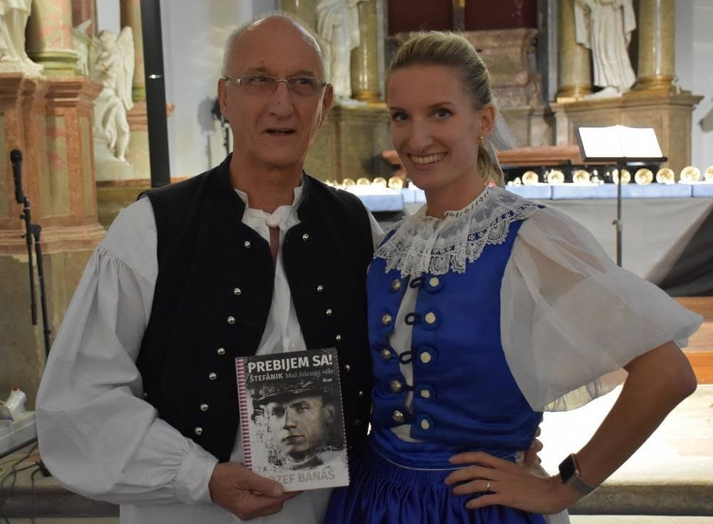 Spisovateľ Jozef Banáš a jeho dcéra Adela Vinczeová. 
