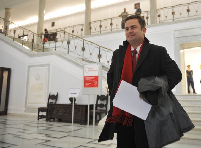 <b>CBA donosi na Hofmana</b>
<br>
<br>
Jarosław Kaczyński nie ma w tym roku powodów, by być zadowolonym z pracy Adama Hofmana. Najpierw doszło do wybryków polityka na Podkarpaciu (pijany Hofman na zjeździe PiS niestosownie rozmawiał z partyjną koleżanką). 
<br>
<br>
Potem były kolejne wpadki - nieudana kampania referendalna w stolicy i fatalna konferencja ekspertów Macierewicza.  
<br>
<br>
Wreszcie CBA doniosło na Hofmana do prokuratury. Ta stwierdziła, że nie będzie śledztwa w sprawie  oświadczenia majątkowego polityka, ale w międzyczasie Hofman stracił stanowisko rzecznika PiS i nie wiadomo, czy je odzyska.