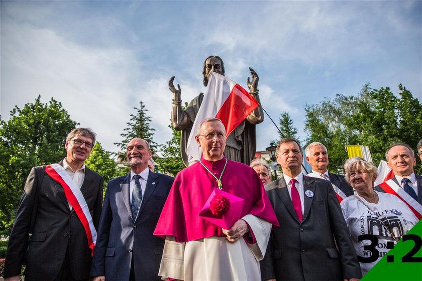 Urzędnicy biorą się za „prezent" od Macierewicza