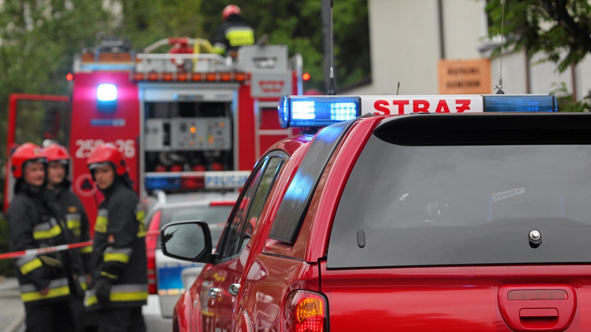 19 zastępów Ochotniczej i Państwowej Straży Pożarnej gasiło w piątek pożar karczmy regionalnej przy Osadzie Średniowiecznej w Hucie Szklanej (Świętokrzyskie). Strażacy oceniają akcję jako bardzo trudną ze względu na wysoką temperaturę i trzcinowe pokrycie dachu budynku.