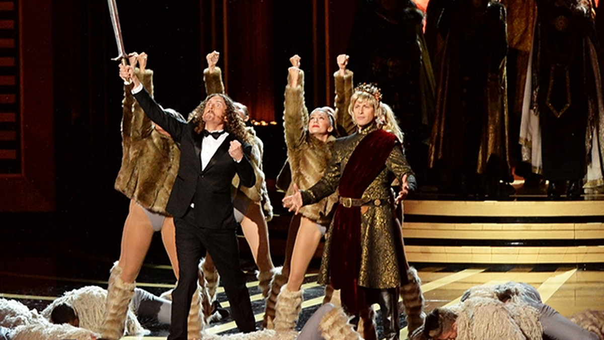 Podczas wczorajszego rozdania nagród Emmy "Weird Al" Yankovic wykonał swoją wersję piosenki, którą fani znają z serialu "Gra o tron". Na scenie towarzyszył my Andy Samberg, który przebrał się za króla Joffreya.