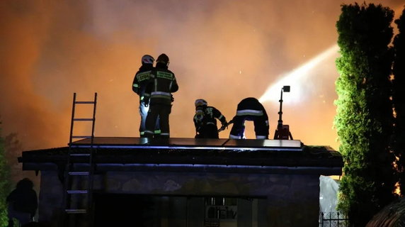 W hali, która spłonęła spaliły się maszyny i pojazdy. W gaszeniu płonącej hali uczestniczyło 80 strażaków