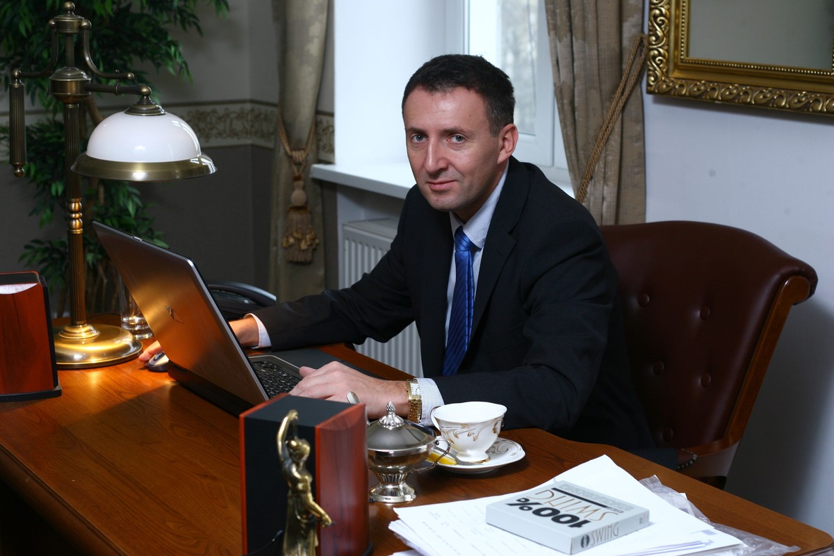 - Tej jesieni upływają kadencje pięciu sędziów TK, przy czym 6 listopada upływa kadencja trzech, a 2 i 8 grudnia kolejnych dwóch - wylicza prawnik