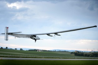 Solar Impulse 2: zobacz zdjęcia z pierwszego lotu innowacyjnego samolotu