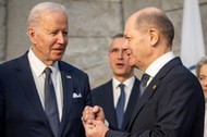 W kwestii wojny w Ukrainie Niemcy podążają za największymi sojusznikami - USA. Na zdjęciu Joe Biden i Olaf Scholz.